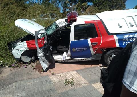 Acidente entre caminhão e viatura deixa PMs gravemente feridos em Manaus