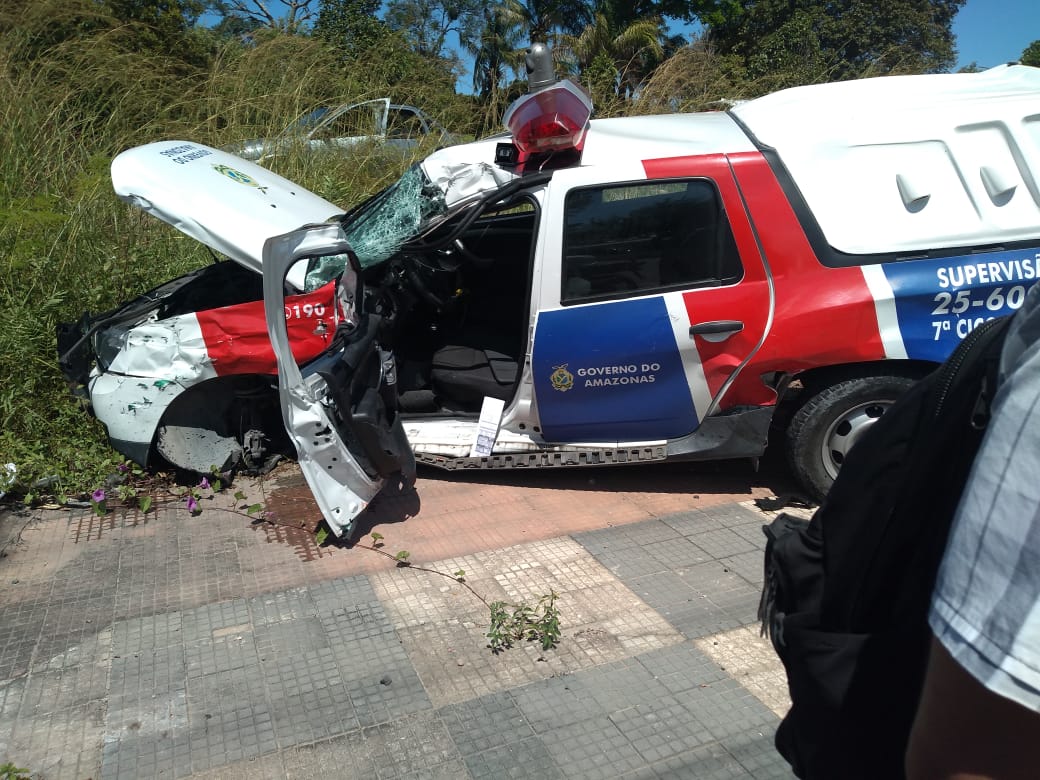 Acidente entre caminhão e viatura deixa PMs gravemente feridos em Manaus