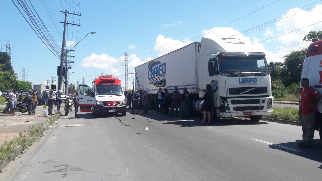 Viatura levada por carreta em acidente em Manaus estava em perseguição policial