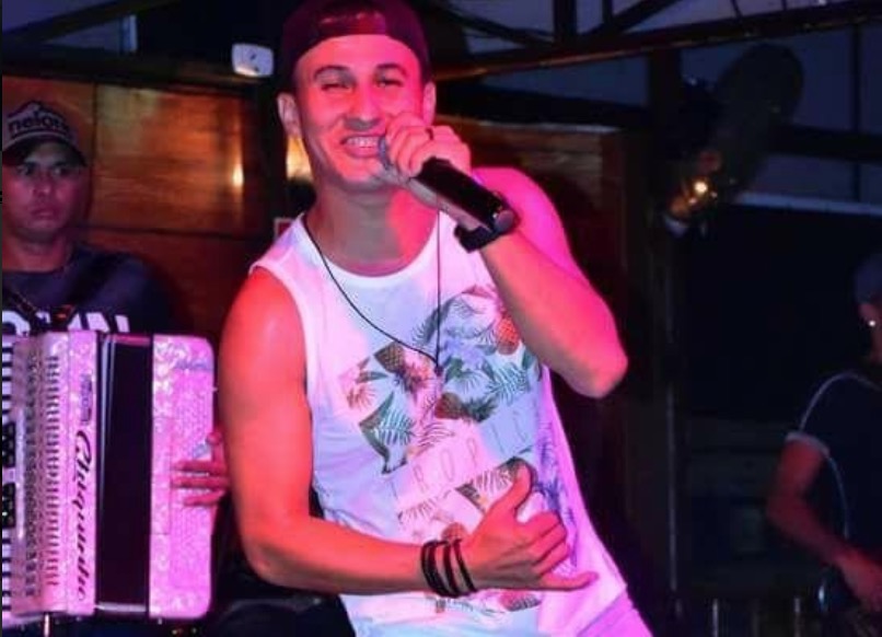 Banda 'Tô na farra' agita sexta do Chapéu Goiano