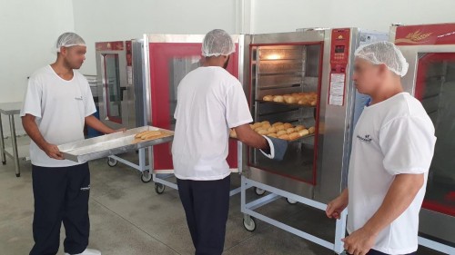 Detentos do Compaj comemoram 1ª fornada de curso de panificação 