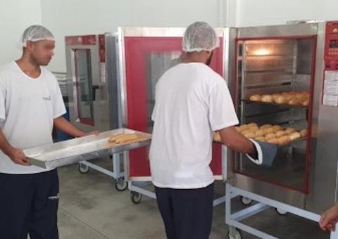 Detentos do Compaj comemoram 1ª fornada de curso de panificação 