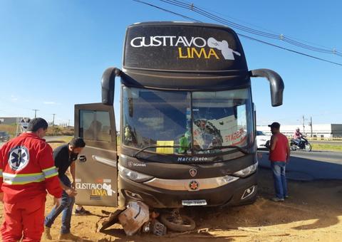 Motociclista fica gravemente ferido após acidente com ônibus de Gusttavo Lima