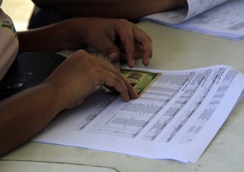 Famílias atingidas pela cheia recebem novas guias do auxílio-aluguel em Manaus