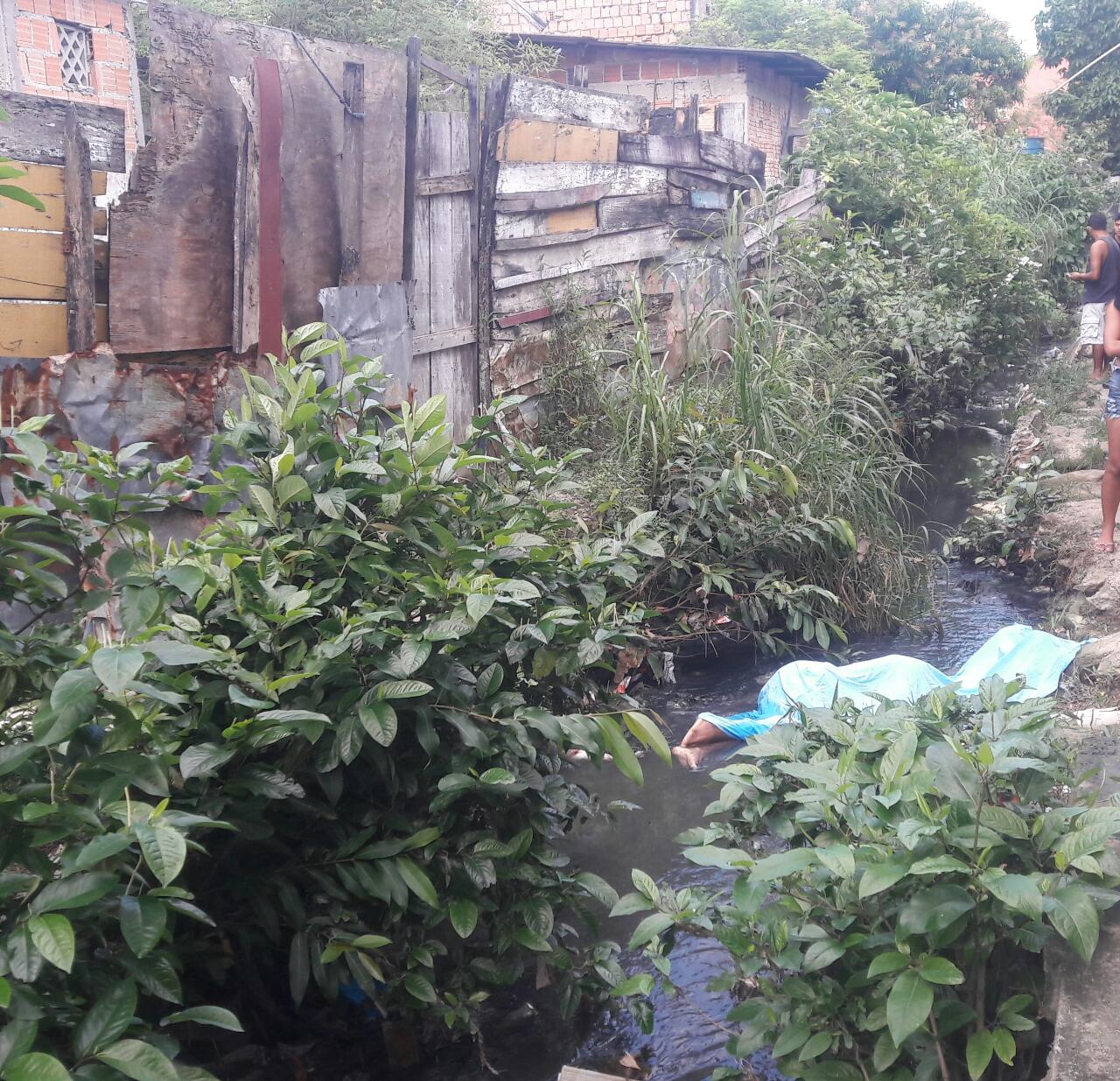 Corpo é encontrado com várias facadas na beira de igarapé em Manaus 