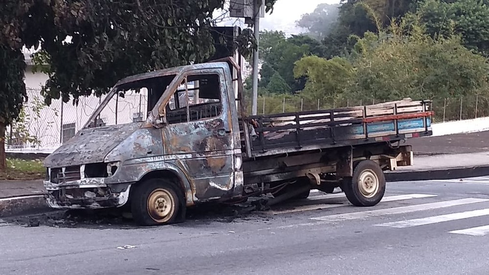 Três corpos são achados carbonizados em caminhão às margens de rodovia