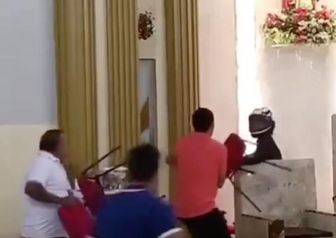 Vídeo: Homem tenta assaltar igreja e é agredido por fiéis durante missa