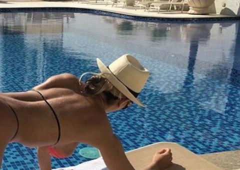 De quatro, Mulher Melão posa de biquíni de fita e leva internautas à loucura