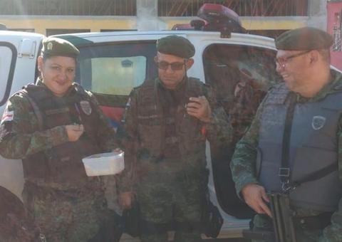 Filhote de pássaro é resgatado por agentes do Batalhão Ambiental em Manaus 