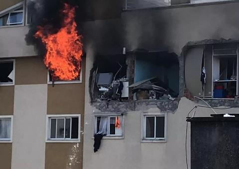 Criança morre após ser arremessada do 6º andar de prédio durante explosão 