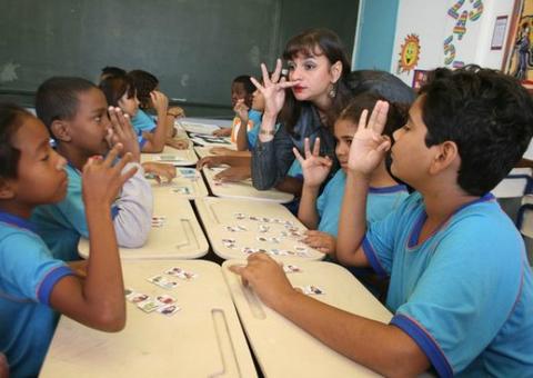 Projeto inclui Língua Brasileira de Sinais na grade curricular de escolas em Manaus