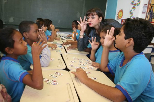 Projeto inclui Língua Brasileira de Sinais na grade curricular de escolas em Manaus