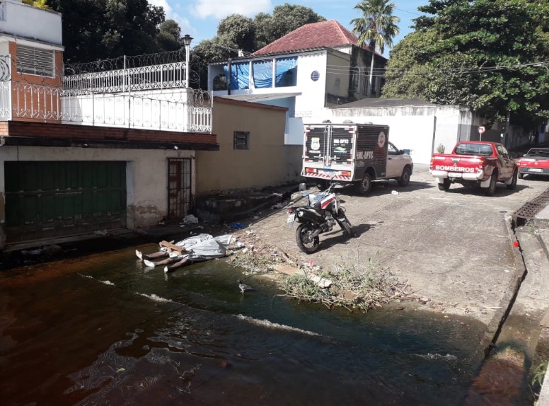 Esfaqueados, dois corpos são encontrados boiando em rio no Amazonas