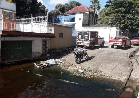 Esfaqueados, dois corpos são encontrados boiando em rio no Amazonas