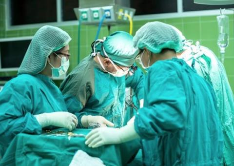 Médicos brasileiros fazem cirurgia intrauterina inédita no mundo