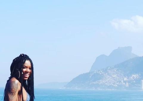 Jogadora Ludmila impressiona com boa forma na praia após eliminação da seleção