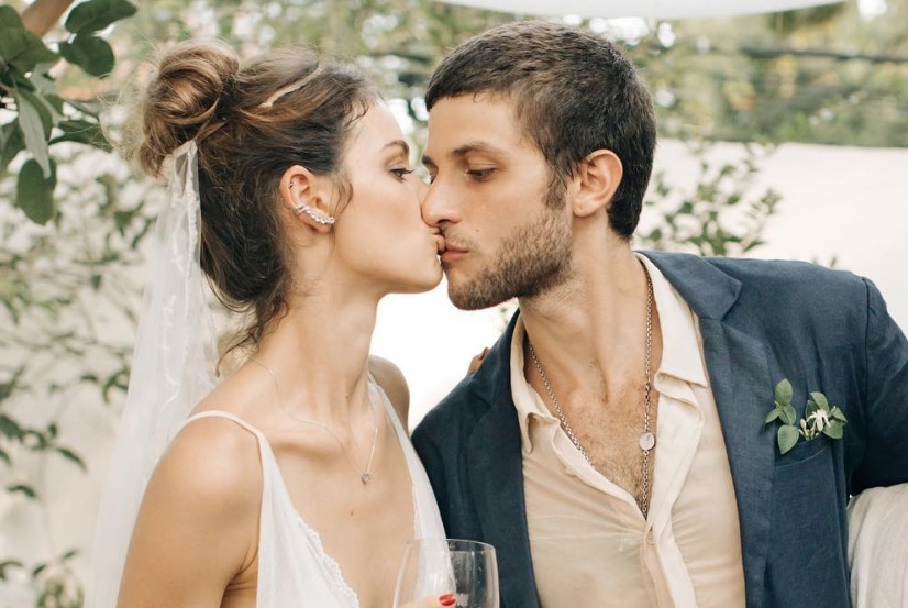  Chay Suede mostra barriga de Laura Neiva e revela nome da filha