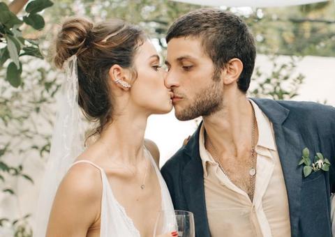  Chay Suede mostra barriga de Laura Neiva e revela nome da filha