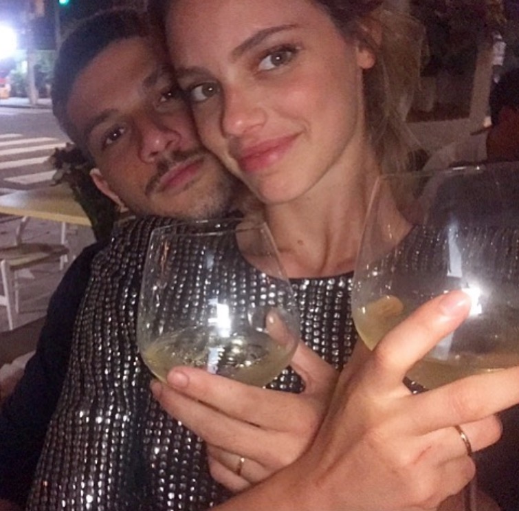 Laura Neiva mostra foto do dia em que pediu Chay Suede em casamento