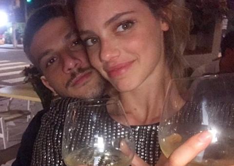 Laura Neiva mostra foto do dia em que pediu Chay Suede em casamento