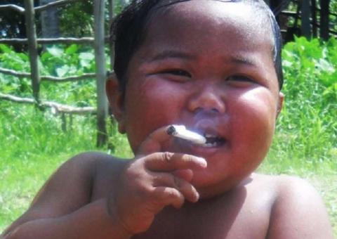 Saiba como está aos 13 anos, o ‘bebê fumante’ da indonésia