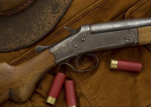 Criança pega espingarda do avô e atira acidentalmente em irmão de 5 anos