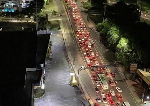 Acidente deixa trânsito quilométrico em viaduto de Manaus