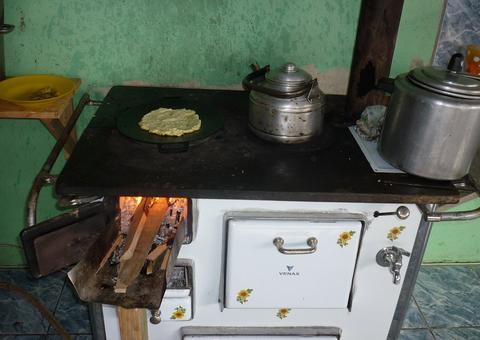 Preço do gás e desemprego elevam uso da lenha para cozinhar no Brasil