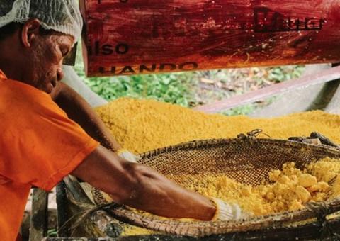 ‘Farinha de Uarini’ produzida por ribeirinhos passa a ser vendida com selo Origens Brasil