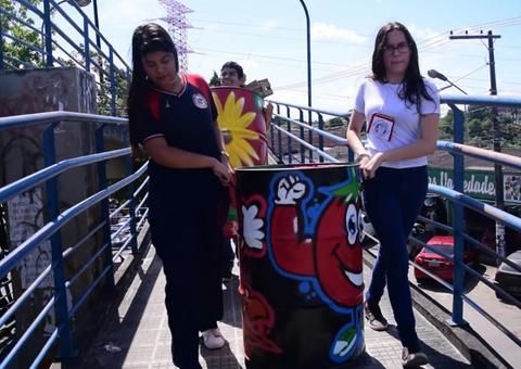 Estudantes revitalizam lixeiras em terminal de ônibus de Manaus 