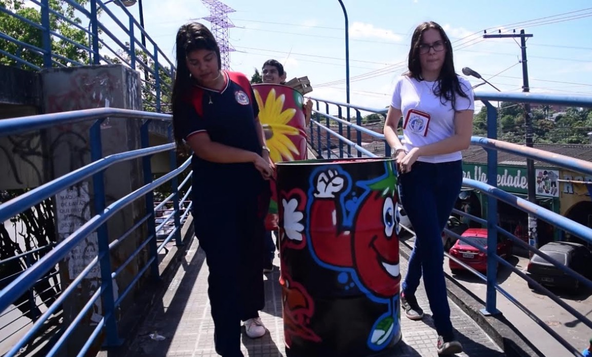 Estudantes revitalizam lixeiras em terminal de ônibus de Manaus 