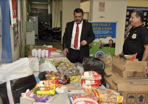 Polícia arrecada alimentos, produtos de limpeza e higiene para as vítimas de enchente no Amazonas