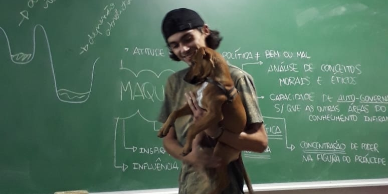 Cachorrinha chora em sala de aula e professor viraliza com o pet nos braços; veja