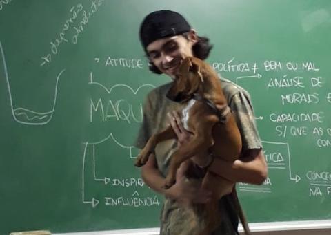 Cachorrinha chora em sala de aula e professor viraliza com o pet nos braços; veja