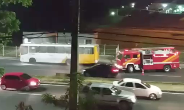 Em Manaus, princípio de incêndio em ônibus assusta passageiros