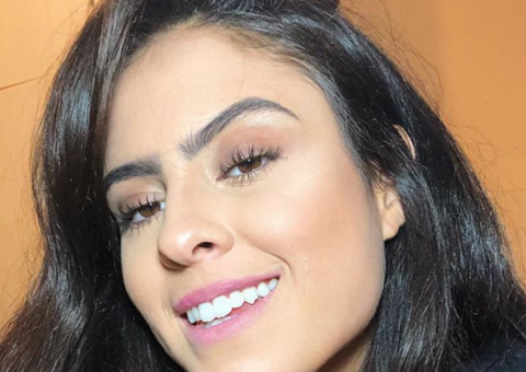 Ex-BBB Hana Khalil posta foto exibindo pelo nas axilas e é detonada 