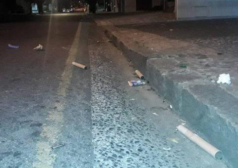 Torcedores soltam fogos perto do hotel da seleção argentina durante madrugada desta terça  