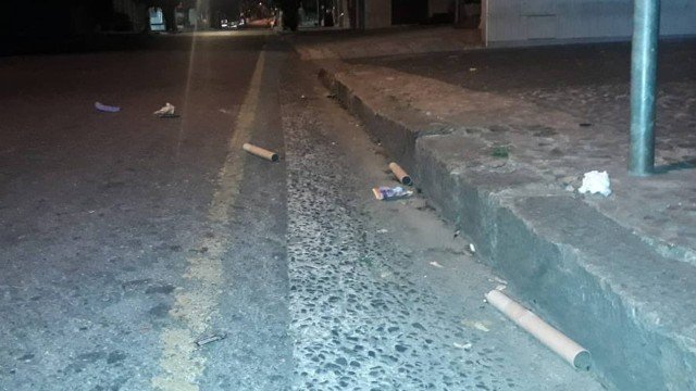 Torcedores soltam fogos perto do hotel da seleção argentina durante madrugada desta terça  