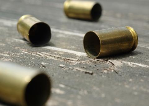 Criminosos perseguem e ferem homem a tiros em rua de Manaus