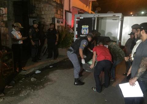 Briga entre travestis termina em morte em quintal de casa em Manaus