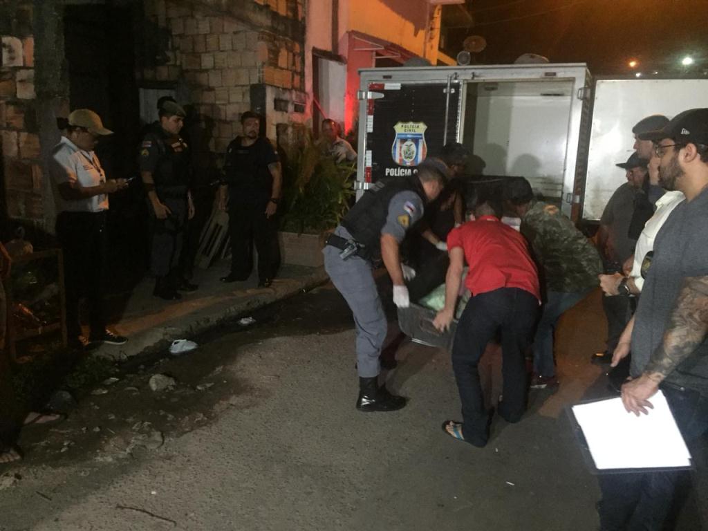 Briga entre travestis termina em morte em quintal de casa em Manaus