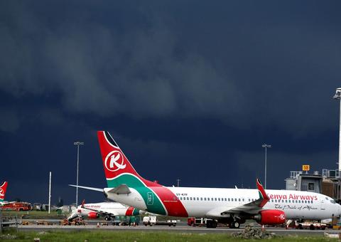 Passageiro clandestino que viajava no trem de pouso morre ao cair de avião