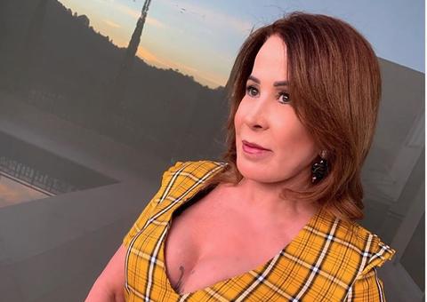 Zilu posta foto e entrega tatuagem íntima 