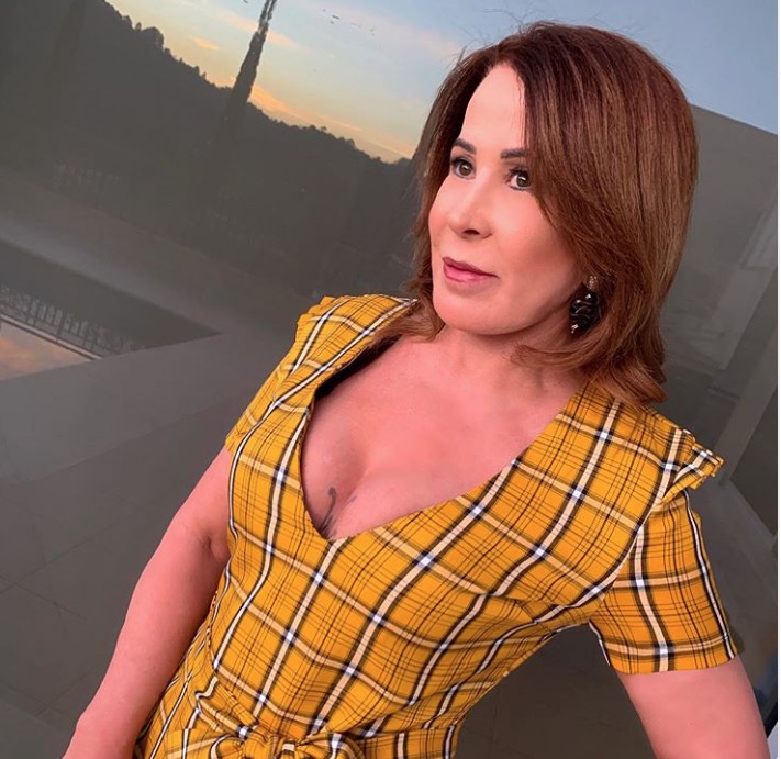 Zilu posta foto e entrega tatuagem íntima 