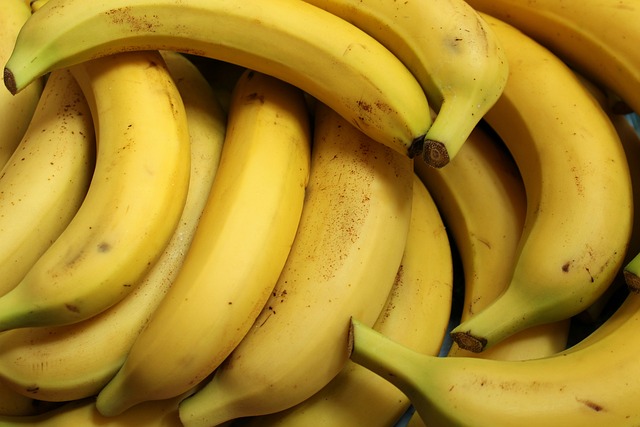 Banana faz bem ao coração e intestino e ainda espanta mau humor; saiba mais