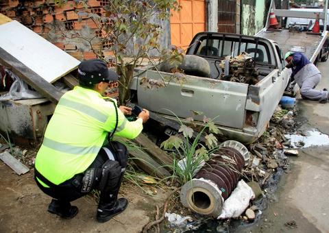Operação Sucata retira carros abandonados em ruas de Manaus 
