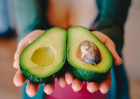 Caroço de abacate reduz risco de doença cardíaca 