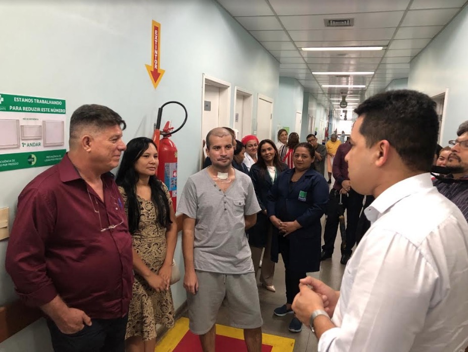 Sargento da PM baleado na boca durante assalto, recebe alta após cirurgia em Manaus