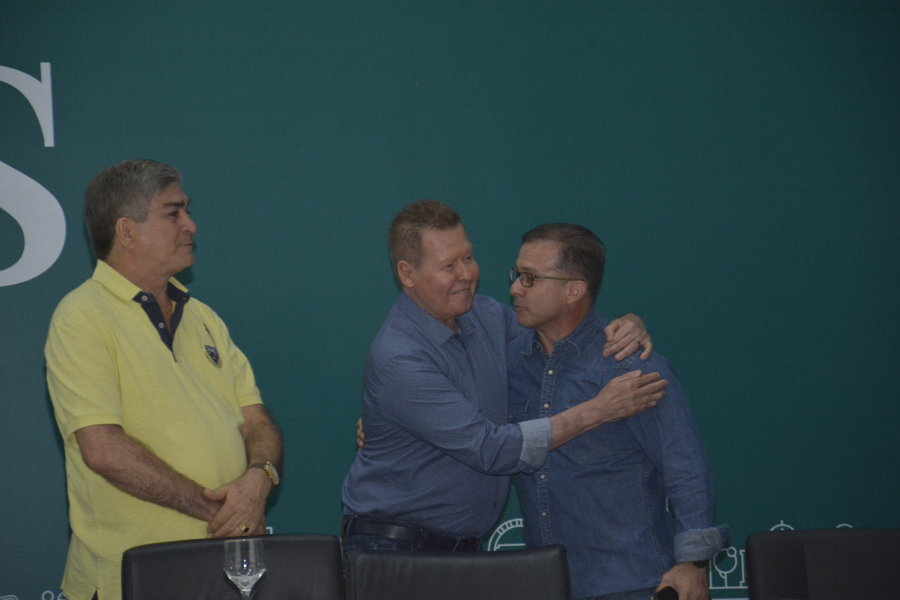 Arthur 'convoca' Chico Preto e vereador senta ao lado de autoridades 