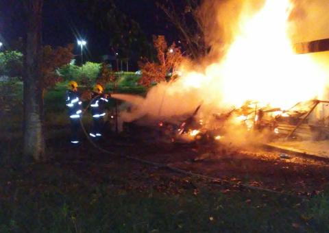Morador de rua tem barraco incendiado em Manaus 